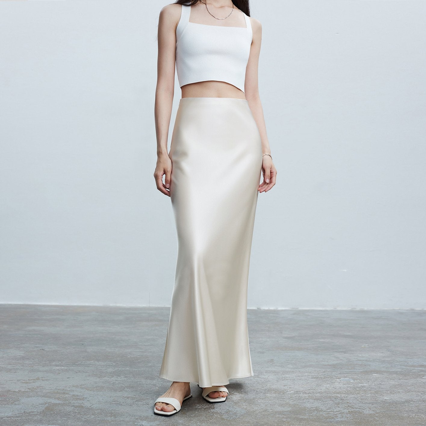 Solid Color Reversible Gilt Diagonal Cropped Half Body Skirt