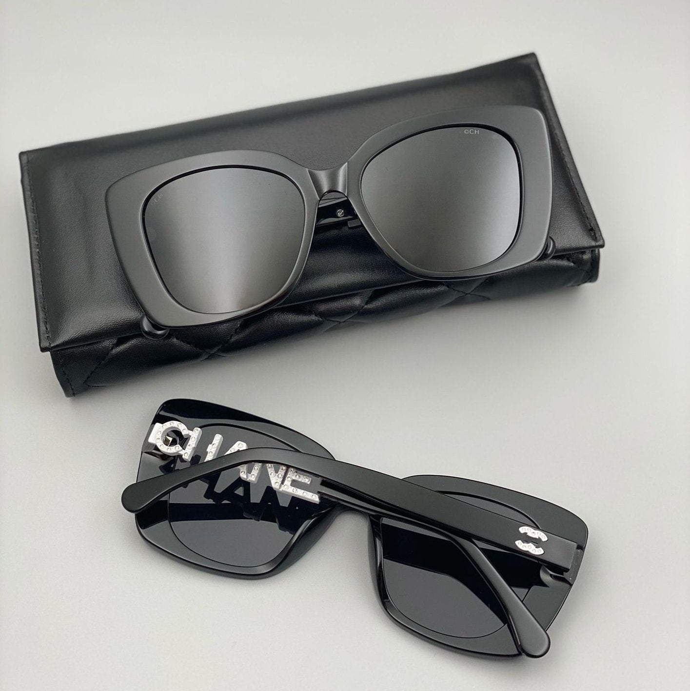 Sunglasses with diamond monogrammed temples